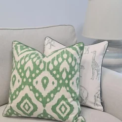 Poduszka dekoracyjna ornament zwierzęta sawanna kremowa zielona